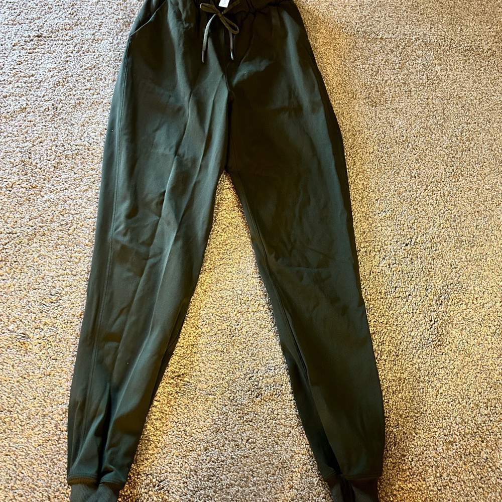 Lulu joggers; excellent condition; size 0